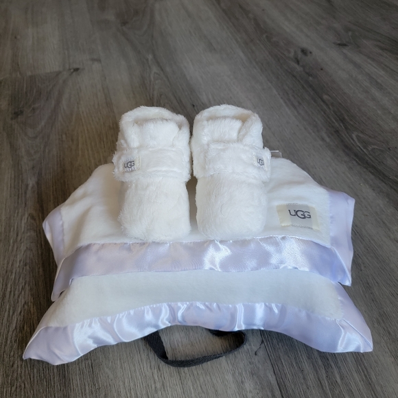 UGG Infant Bixbee and Lovely Blanket - Picture 2 of 9